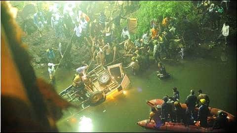 Maharashtra: Bus falls into Panchganga river in Kolhapur; 13 dead Maharashtra: Bus falls into Panchganga river in Kolhapur; 13 dead