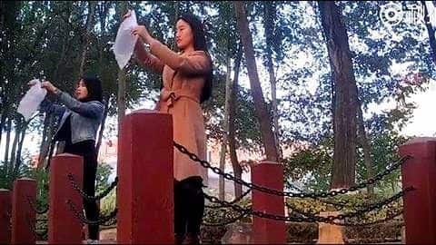 Chinese sisters sell bags of "fresh air" at Rs. 150 Chinese sisters sell bags of "fresh air" at Rs. 150