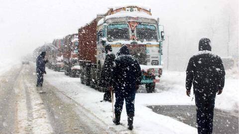300 stranded on Jammu-Srinagar National Highway due to snowfall rescued 300 stranded on Jammu-Srinagar National Highway due to snowfall rescued