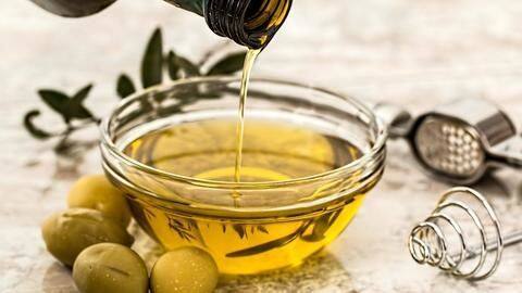 A few benefits of applying olive oil to your skin A few benefits of applying olive oil to your skin