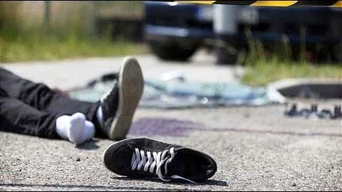 Chhattisgarh: Constable pushes accident victim's body with foot; suspended Chhattisgarh: Constable pushes accident victim's body with foot; suspended