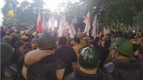#JNUViolence: Delhi Police detains JNU students marching towards Rashtrapati Bhavan #JNUViolence: Delhi Police detains JNU students marching towards Rashtrapati Bhavan