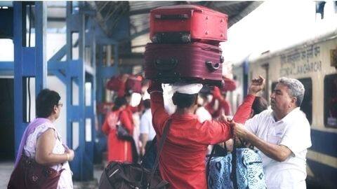 Western Railway's awareness drive on carrying excess luggage in trains Western Railway's awareness drive on carrying excess luggage in trains