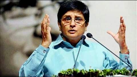 Puducherry CM Narayanasamy protests against Governor Bedi's warnings to officials Puducherry CM Narayanasamy protests against Governor Bedi's warnings to officials
