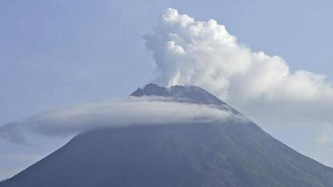 Indonesia's Merapi volcano spews hot clouds, 500 evacuated Indonesia's Merapi volcano spews hot clouds, 500 evacuated