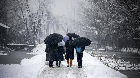 IMD forecasts rainfall, snowfall in north India; temperature to drop IMD forecasts rainfall, snowfall in north India; temperature to drop