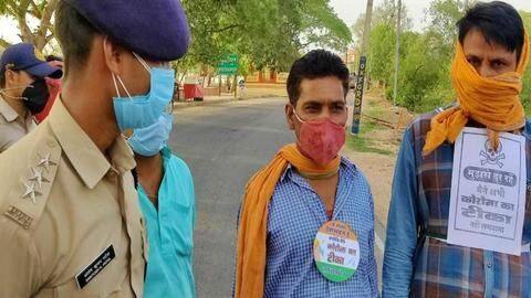 MP Police carries out 'Roko-Toko Abhiyan' to encourage vaccinations MP Police carries out 'Roko-Toko Abhiyan' to encourage vaccinations