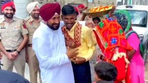 Punjab CM surprises newly-married couple, stops vehicle to wish them Punjab CM surprises newly-married couple, stops vehicle to wish them