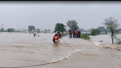 MP: Five rescued in Shivpuri; efforts underway to save others MP: Five rescued in Shivpuri; efforts underway to save others