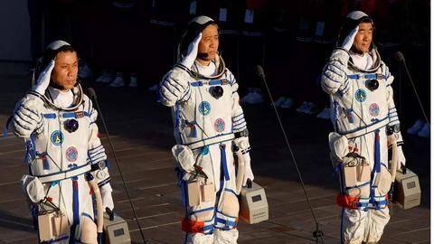China astronauts return after 90 days aboard space station China astronauts return after 90 days aboard space station