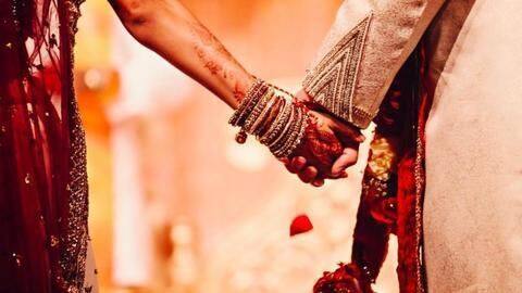 Odisha: OAS officer dances at brother's wedding, violates COVID-19 guidelines Odisha: OAS officer dances at brother's wedding, violates COVID-19 guidelines