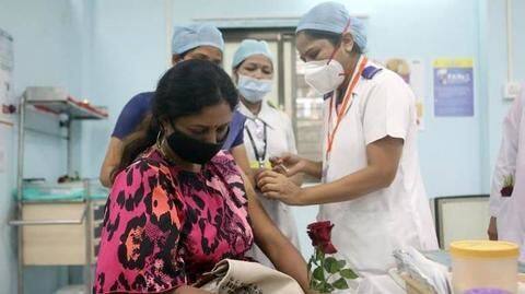 Mumbaikars flock for jabs as only 70% centers remain open Mumbaikars flock for jabs as only 70% centers remain open