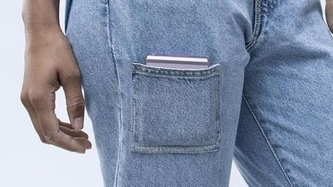 There is just one pocket for the Flip3