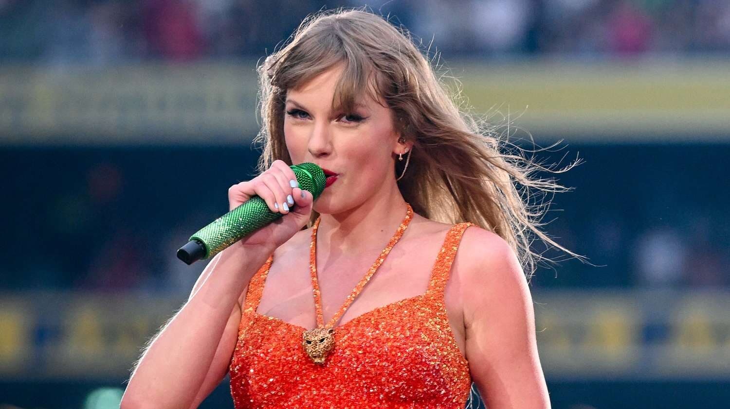 Taylor Swift honors boyfriend Travis Kelce at Dublin concert