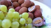 Grapes v/s lychee: Which fruit is more hydrating?