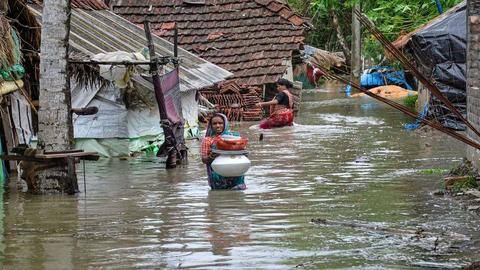 WB: Seven dead, 2.5 lakh affected in six flood-hit districts WB: Seven dead, 2.5 lakh affected in six flood-hit districts
