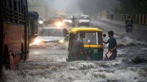 Delhiites wake up to thundershowers; monsoon rainfall breaches 1,000mm mark Delhiites wake up to thundershowers; monsoon rainfall breaches 1,000mm mark
