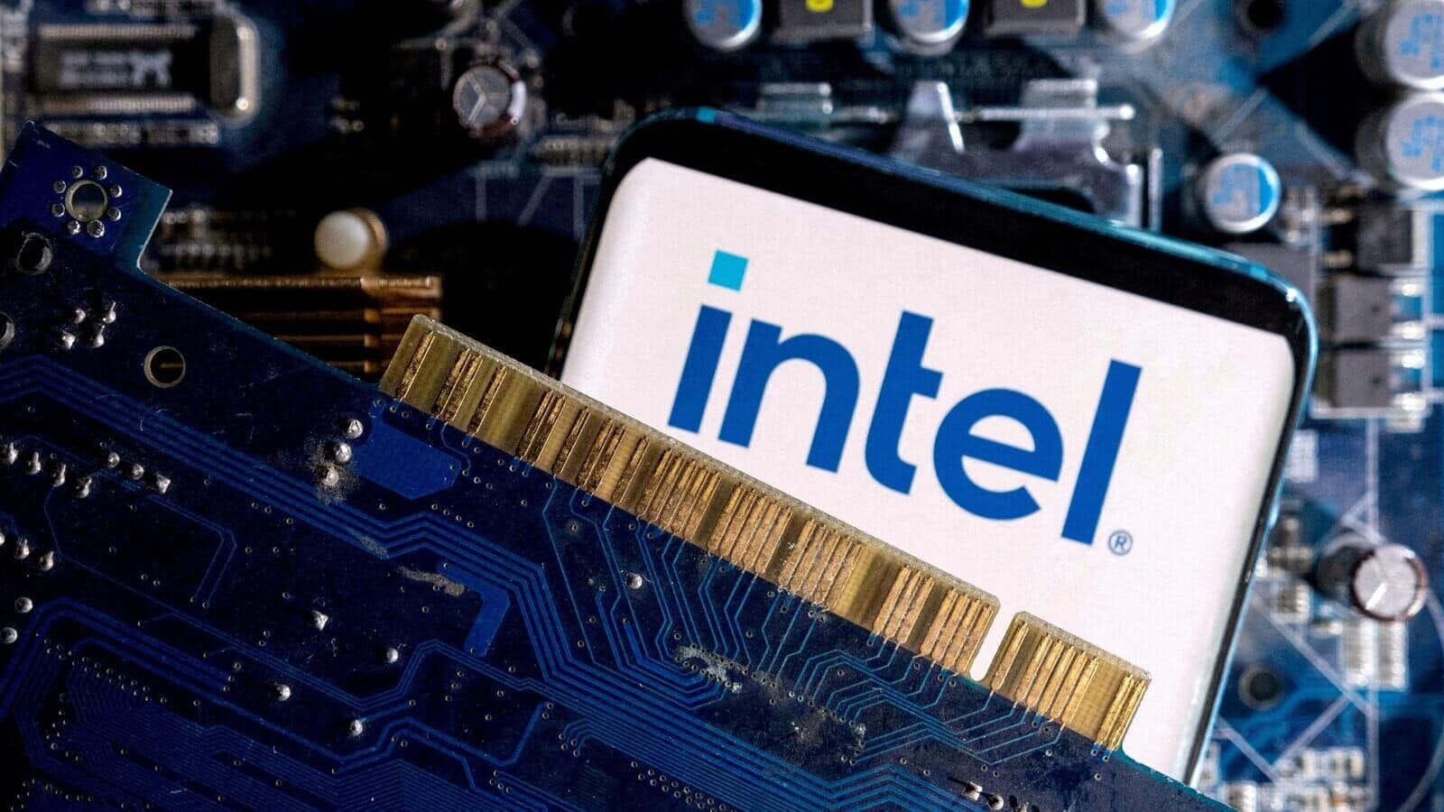 Intel appoints chip industry veterans to board amidst CEO search 