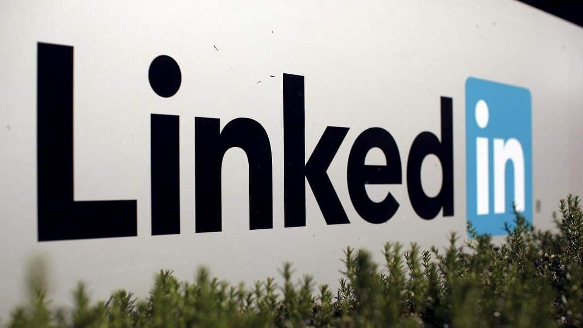 LinkedIn sued for using private messages to train AI