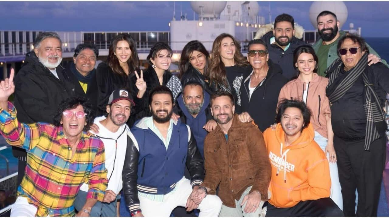 'Housefull 5': Akshay, Abhishek, Riteish pose in first cast photo