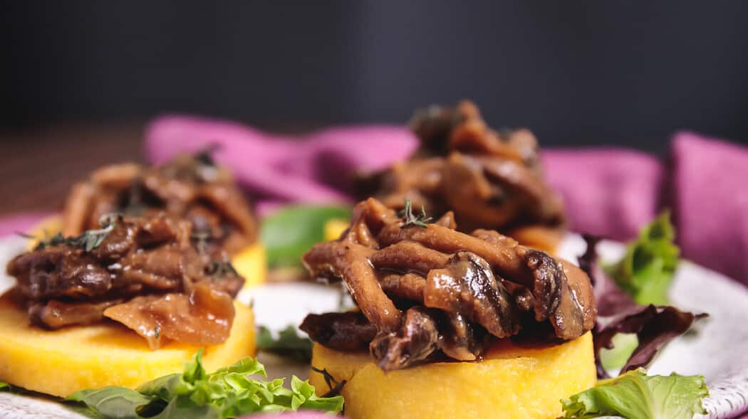 Serve your guests delicious Italian polenta with mushroom ragu