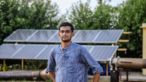 PM Modi meets engineer who could make Delhi's air cleaner PM Modi meets engineer who could make Delhi's air cleaner