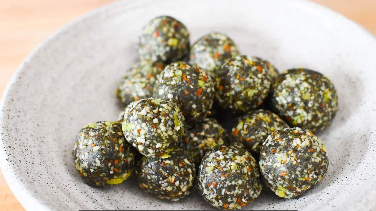 Prepare delicious spirulina energy balls with this recipe