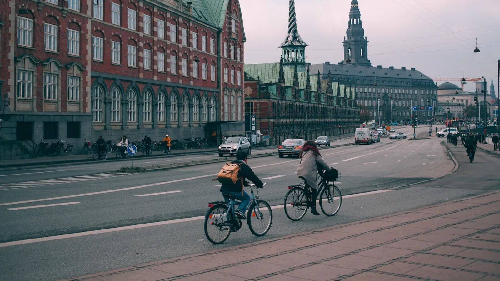 Experience Copenhagen's cycling culture: Tips for a safe experience 