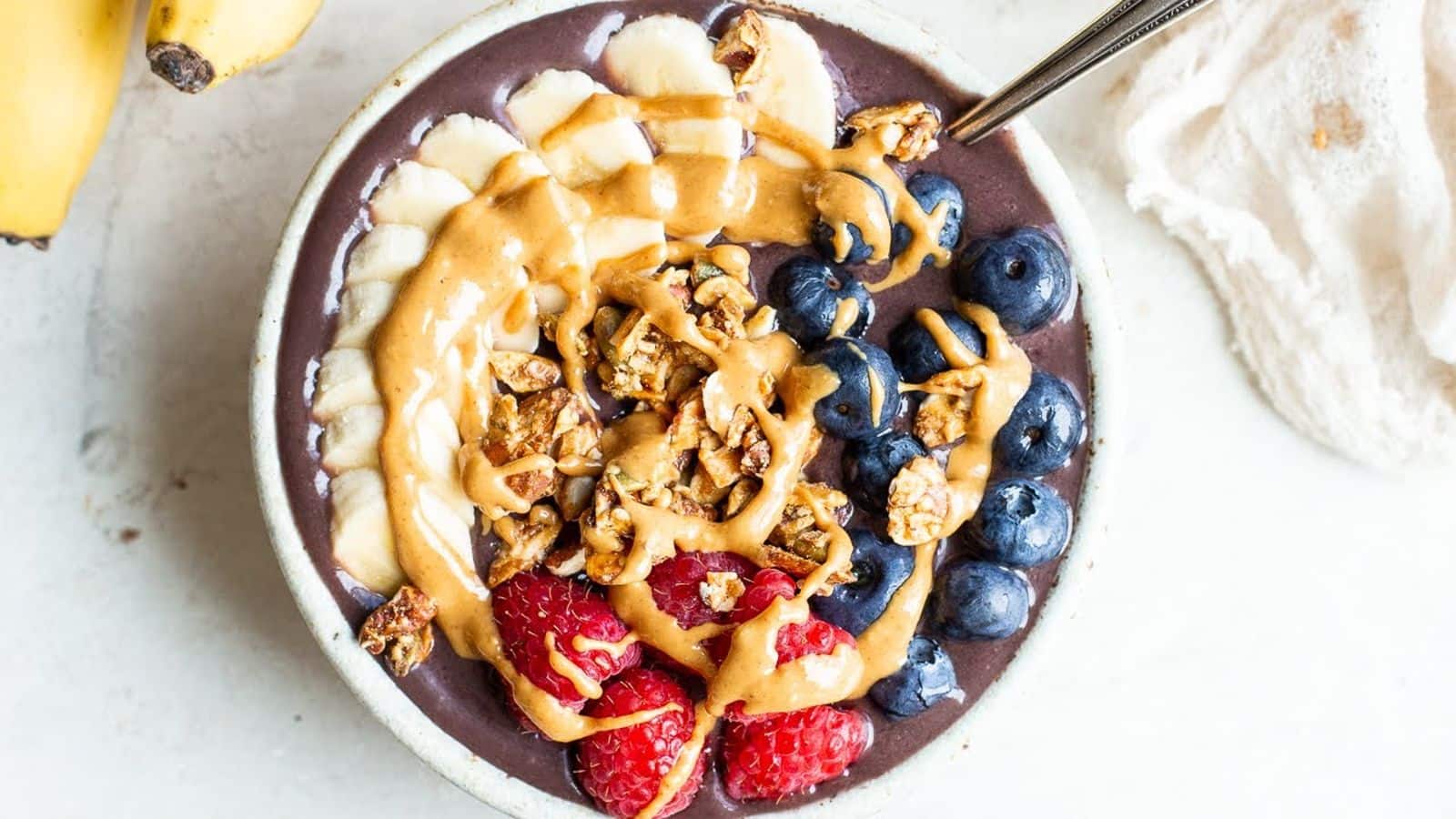 Prepare the acai berry bowl in 3 simple steps