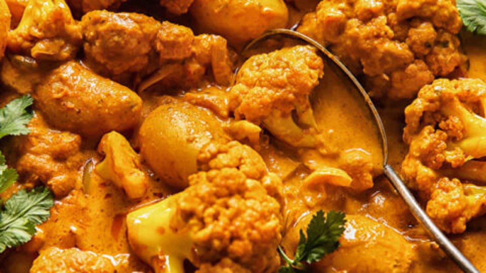 Guests coming over? Serve this cozy cauliflower tikka masala
