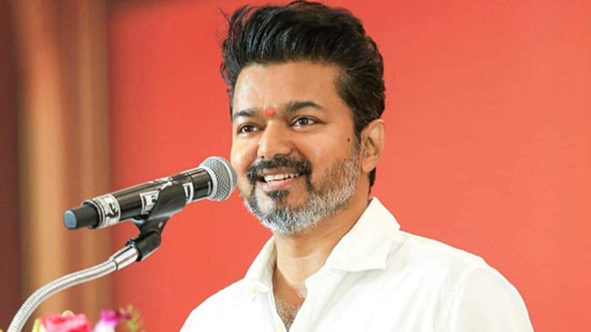 Supporters faint in heat at Vijay's first political conference 