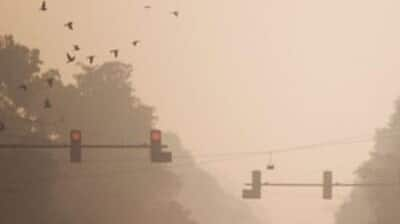 Delhi wakes up to blanket of smog; AQI 'very poor' 