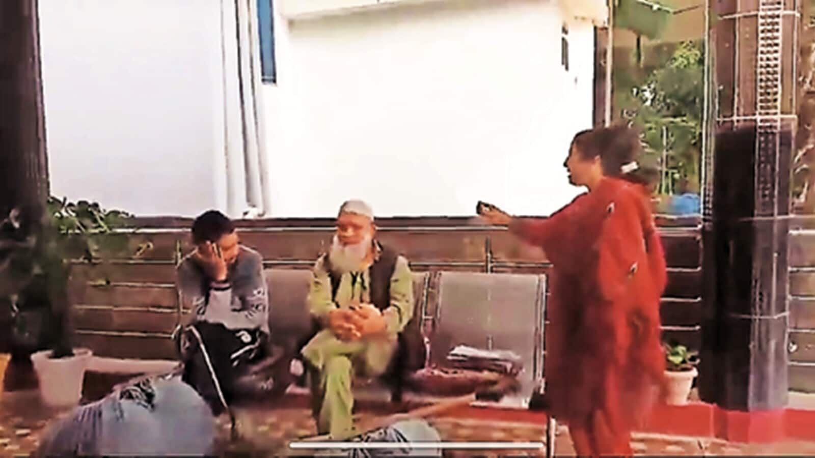 Himachal: Sarpanch's wife made to apologize for bullying Kashmiri traders