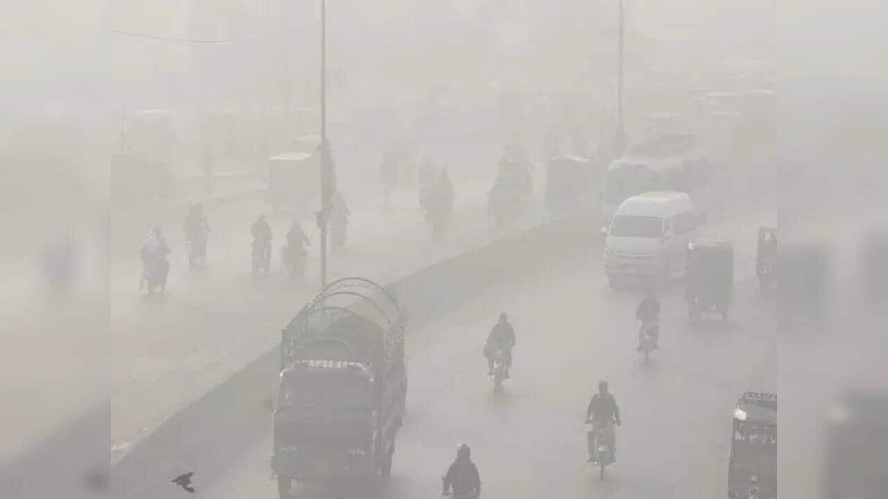 What is causing extreme air pollution in Pakistan