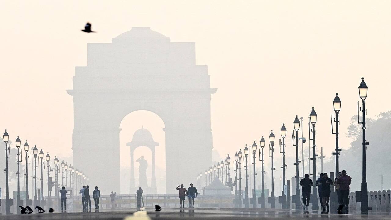 Delhi's air quality remains 'very poor;' AQI surpasses 320 