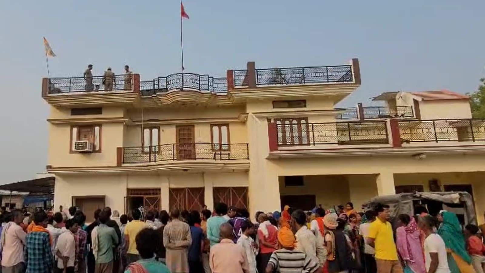 UP: Man bludgeons wife, throws children from roof before suicide 