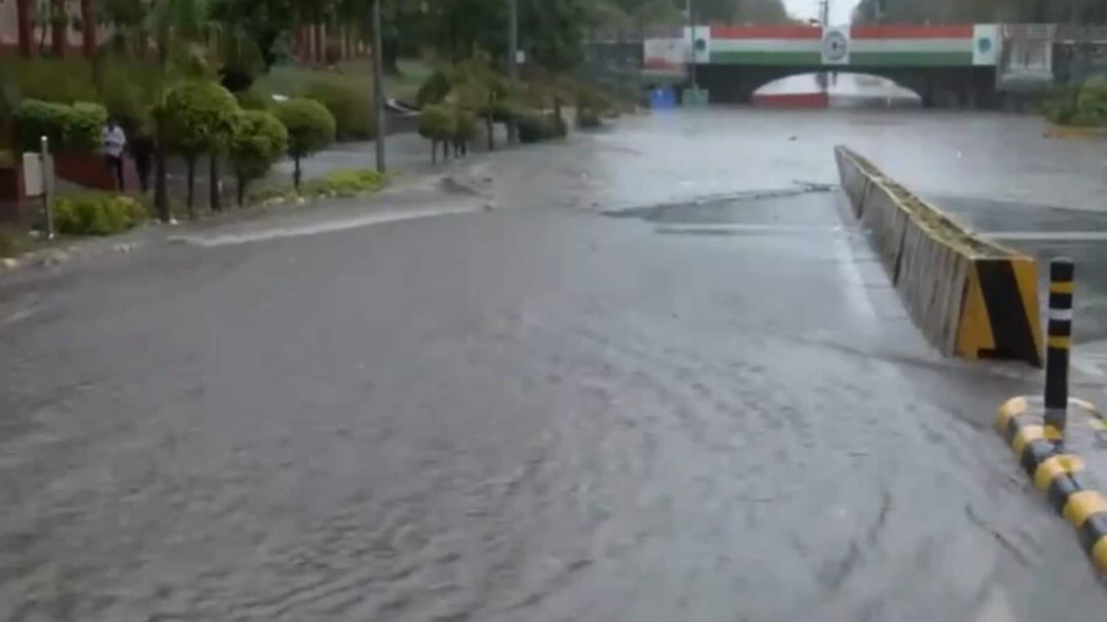 Heavy rainfall causes flooding, traffic chaos in Delhi