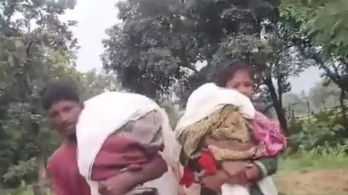 No ambulance, parents carry dead sons on shoulders for 15km 