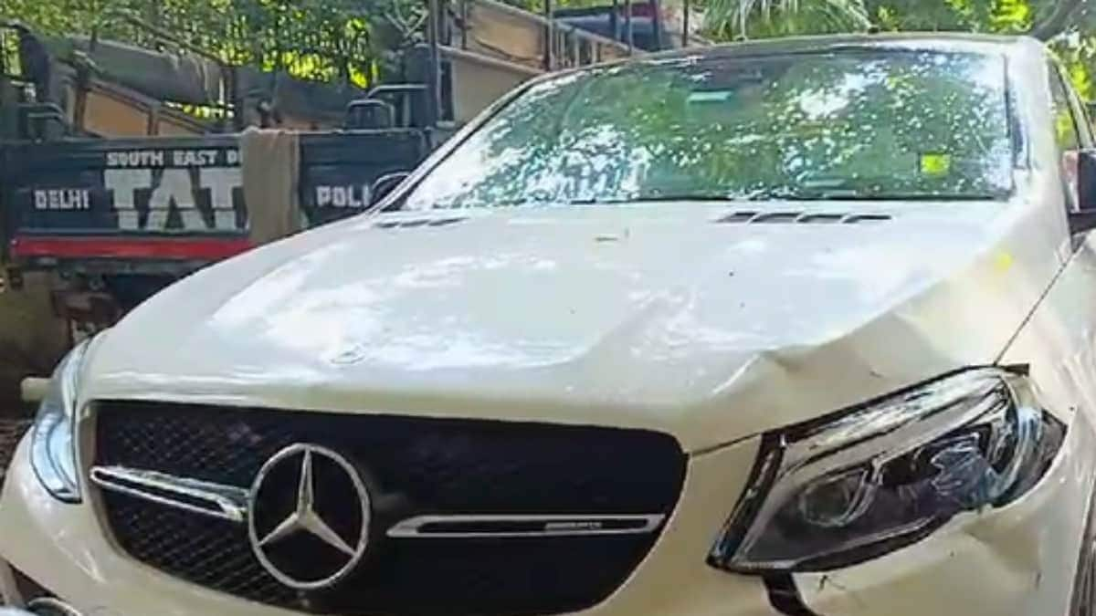 Delhi: Speeding Mercedes hits cyclist headed to work; killed instantly 