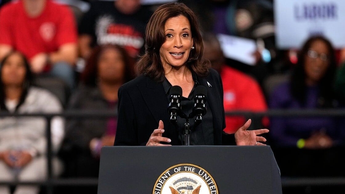 Video: Kamala Harris keeps repeating '32 days' after teleprompter malfunctions 