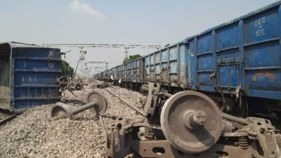 UP: 2 goods trains collide in Fatehpur