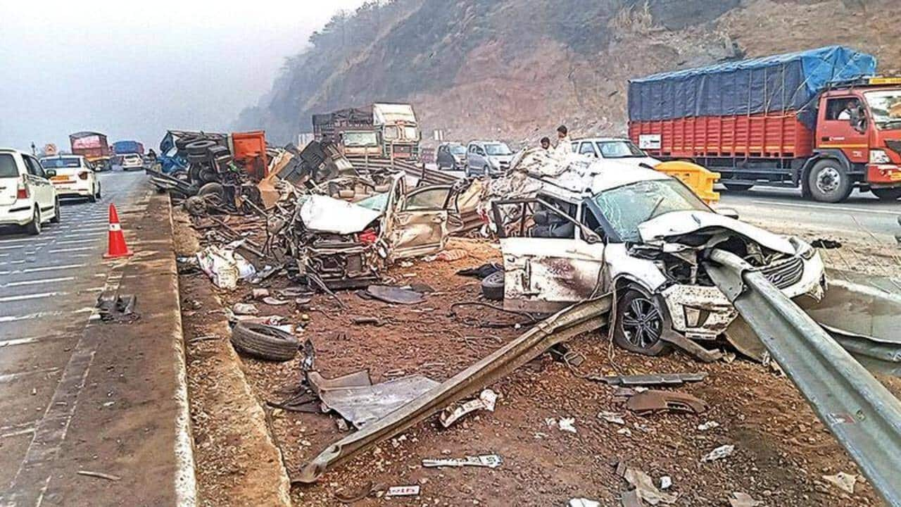 Bus rams into parked truck on Mumbai-Pune Expressway, 28 injured