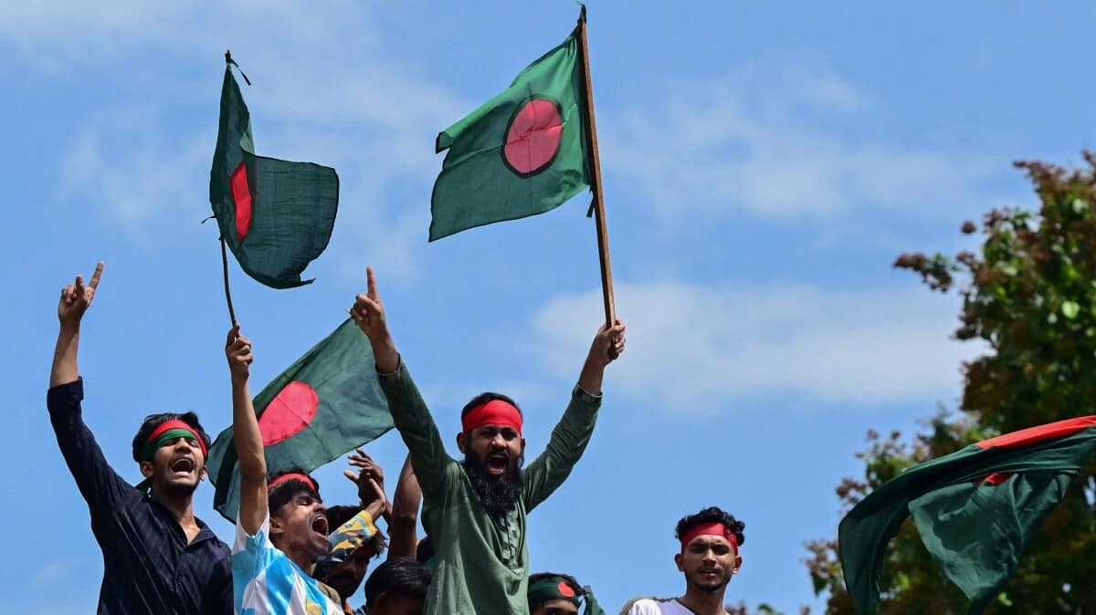 Bangladesh: 32 killed as protesters renew demand that PM quit 