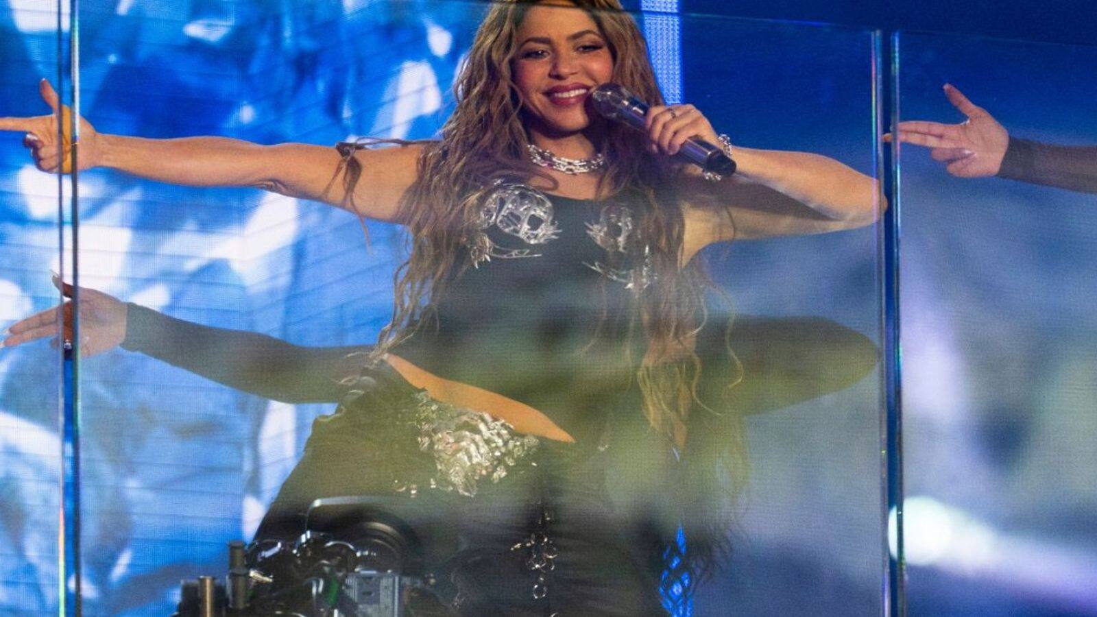 Shakira's impromptu concert in Times Square garners 40,000 audience