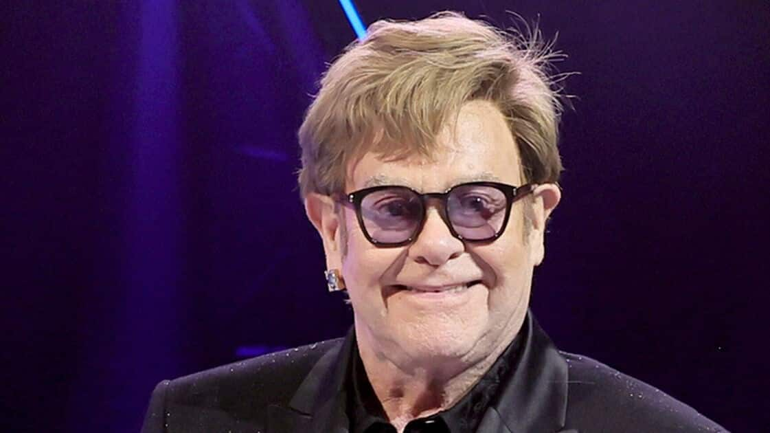 Elton John shockingly ‘pees in plastic bottle’! You won’t believe what he did next