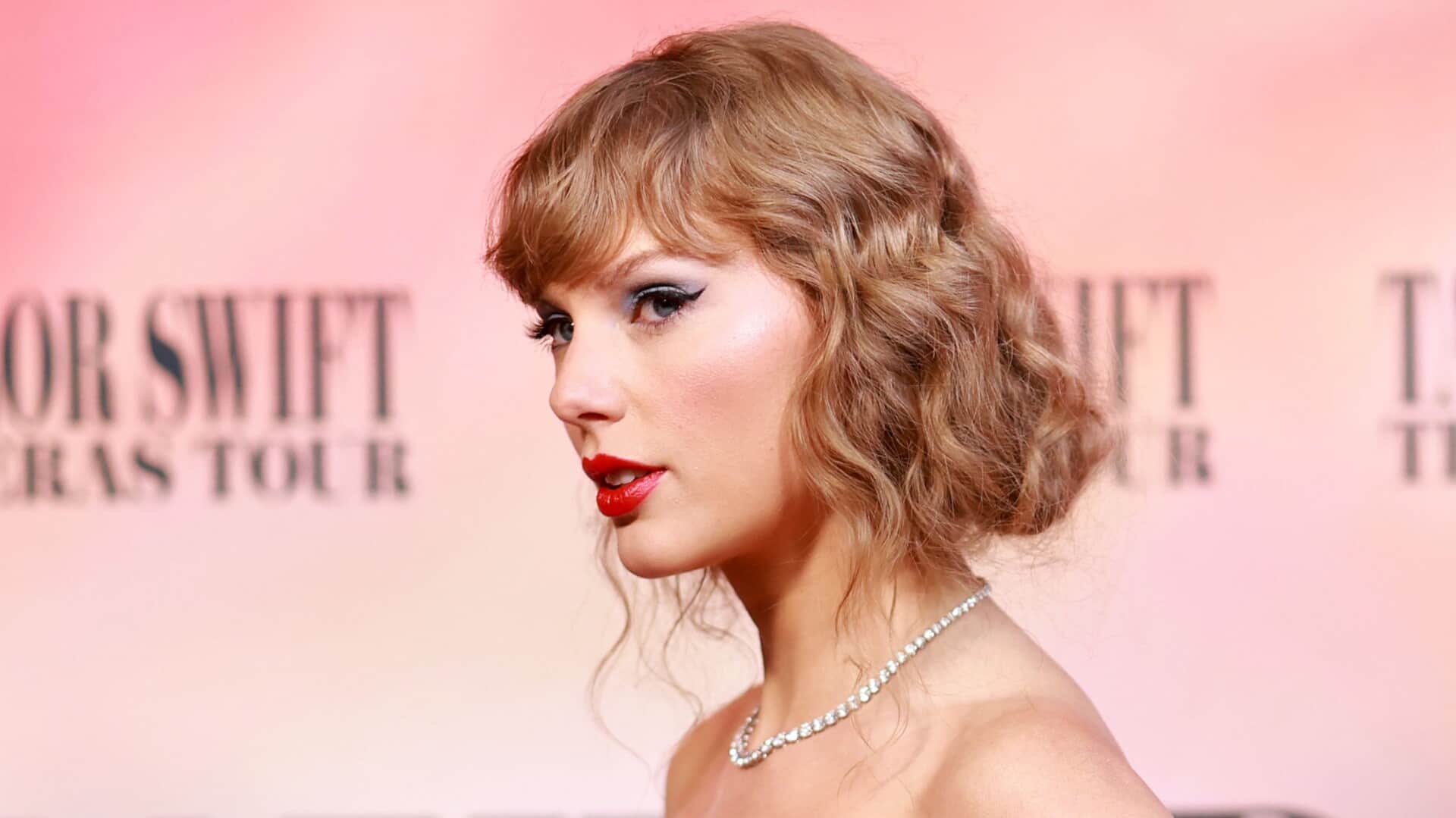 Taylor Swift makes history! 10th week atop female-led albums chart