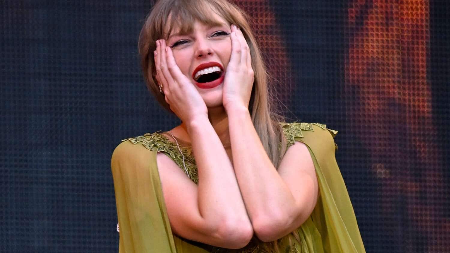 Taylor Swift swallows bug mid-song, asks crowd, 'Can you sing'