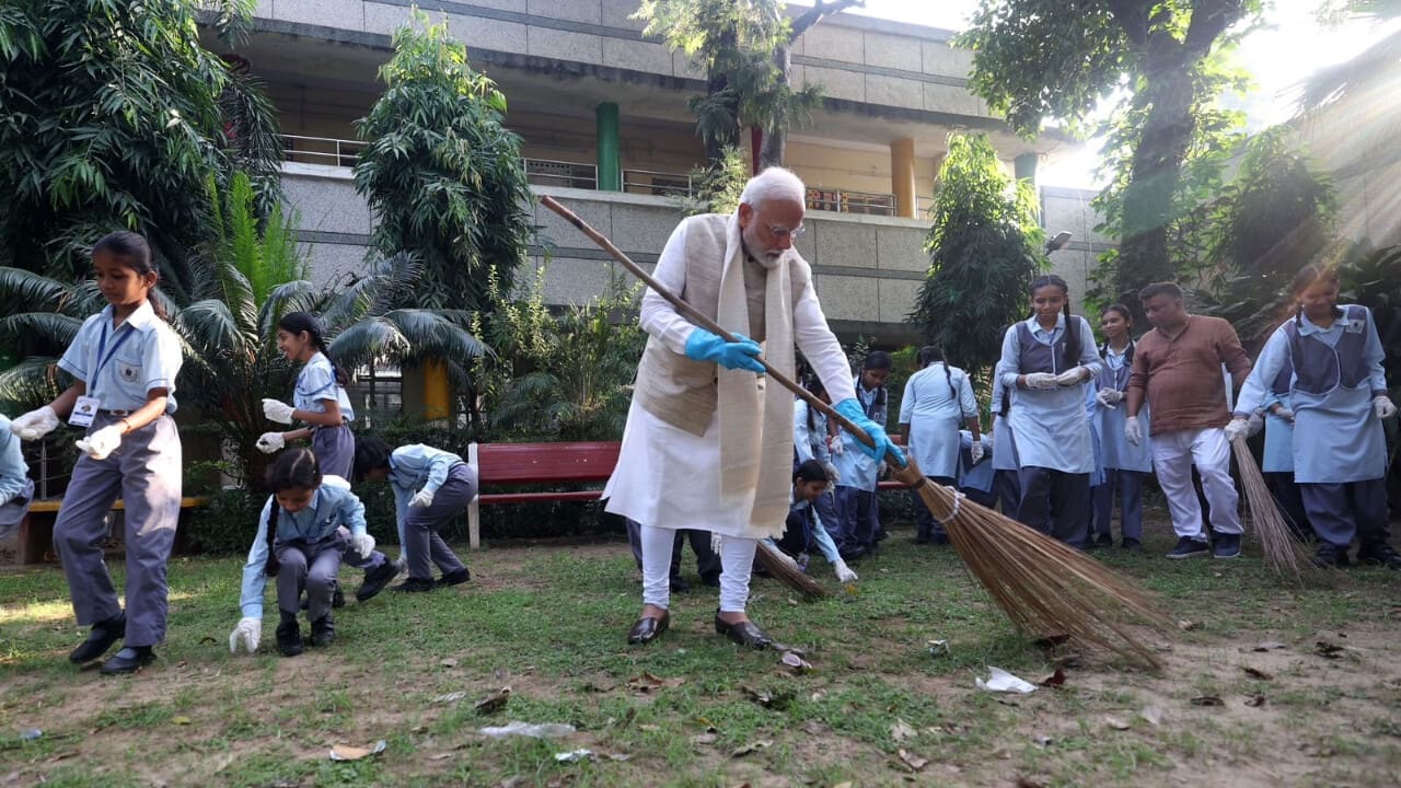 'Salutations to Pujya Bapu…': Modi pays tribute to Mahatma Gandhi