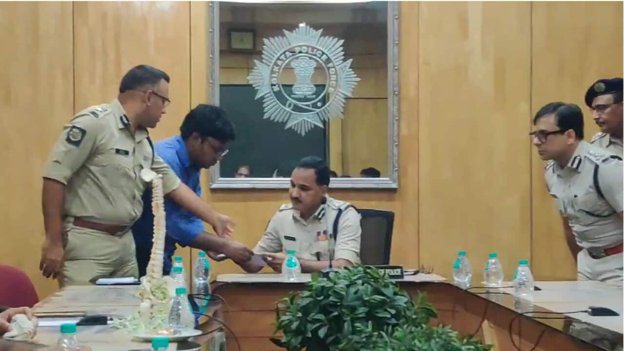 Doctors gift a 'spine' to Kolkata Commissioner, demand his resignation 