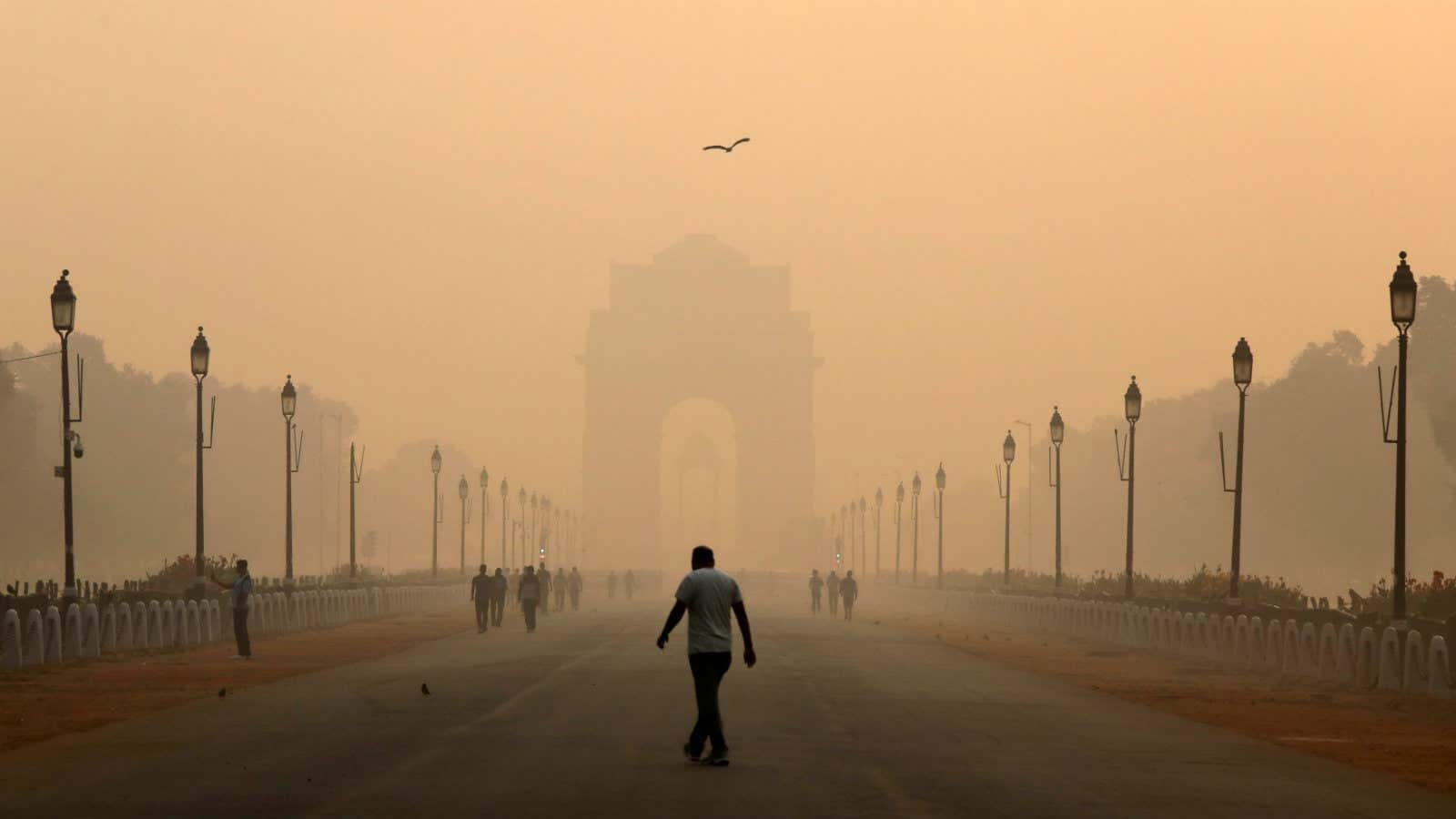 Thick smog blankets Delhi-NCR, air quality index crosses 400-mark